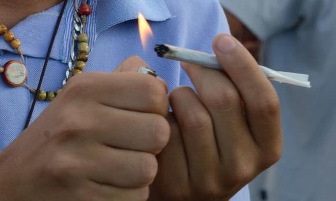 Homem fuma maconha, desacata PM e é preso em Cruzeiro do Sul
