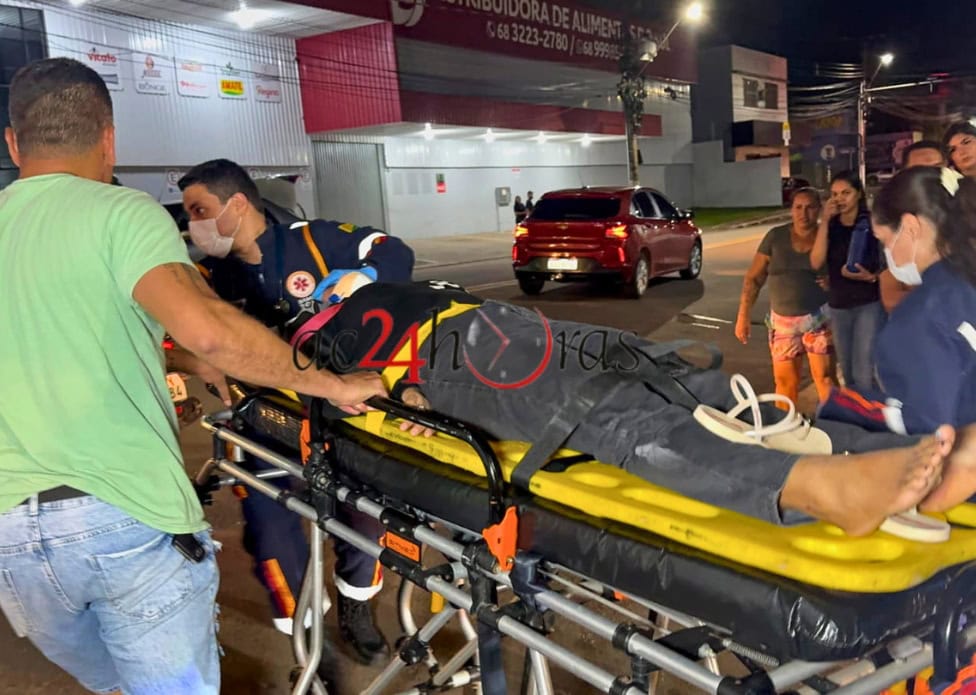 Jovem sofre traumatismo grave após colisão entre carro e moto