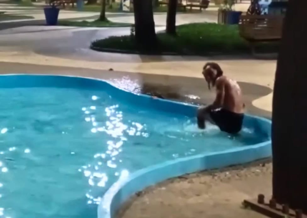 Vídeo mostra homem tomando banho em fonte da praça no centro