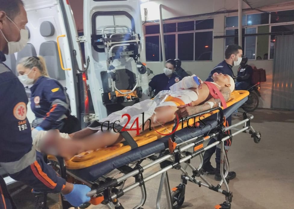 Jovem sofre golpes de terçado após discussão em quadra de futebol em Rio Branco