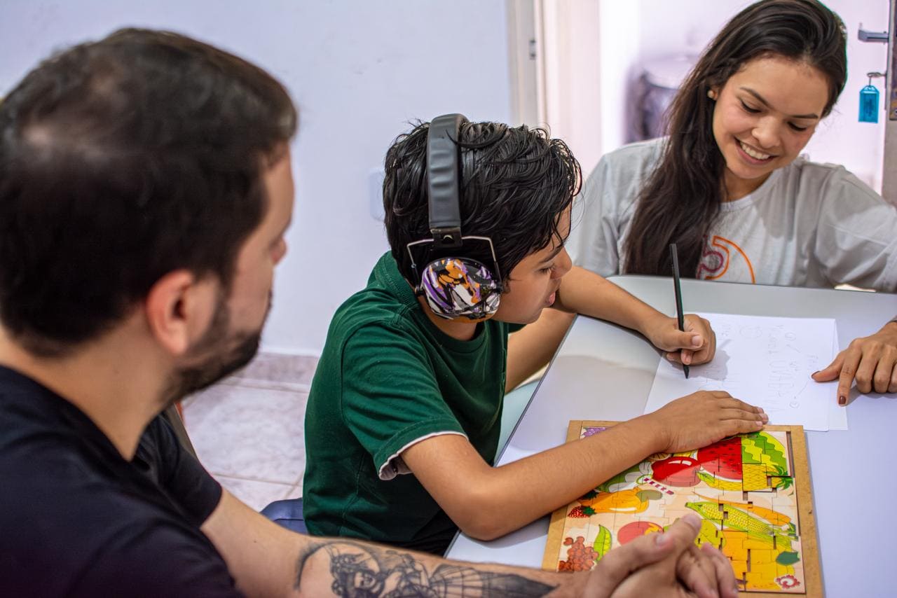 Mais de 1,5 mil crianças aguardam atendimento para autismo em Rio Branco e diagnóstico pode levar mais de um ano