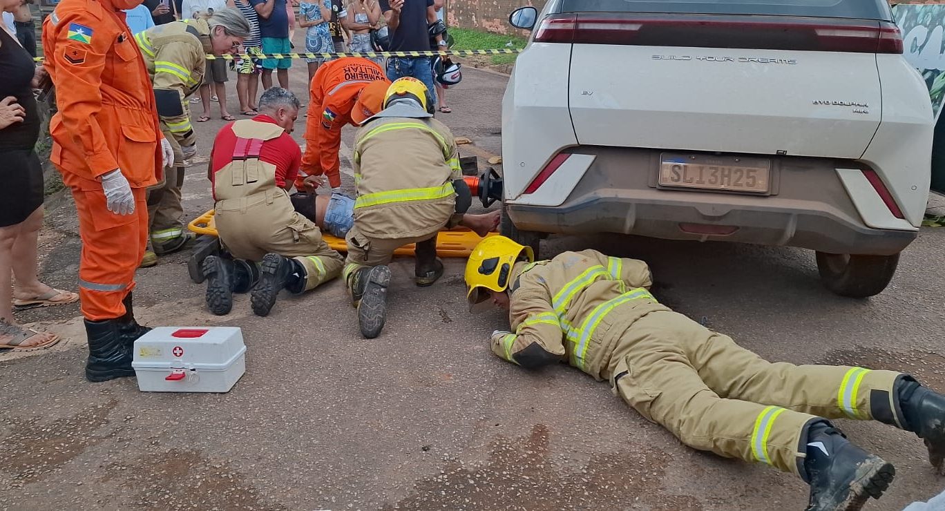 Acidente entre carro elétrico e moto deixa mulher em estado grave em Porto Velho