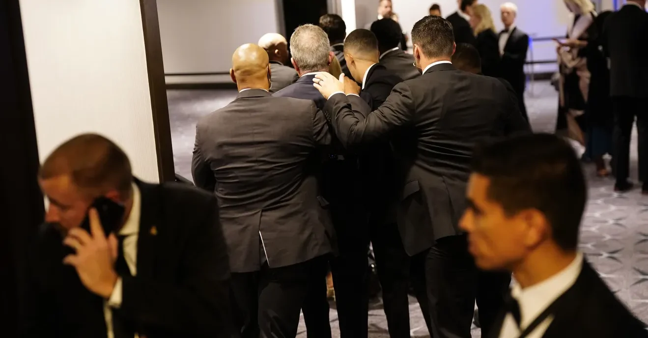 Agente baleado em evento com Trump recebe alta