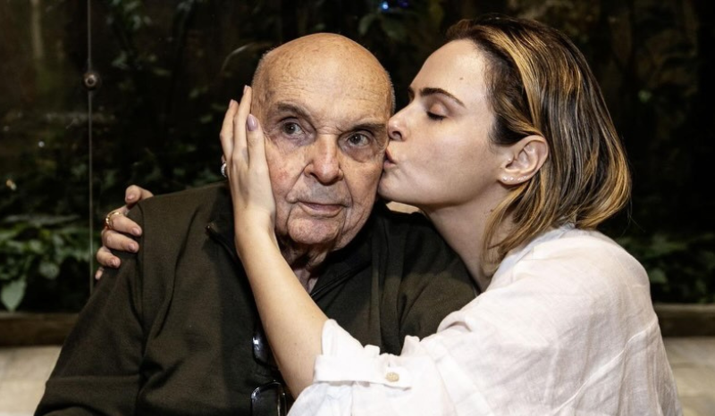 Pai de Ana Paula Renault é internado às pressas em BH aos 96 anos