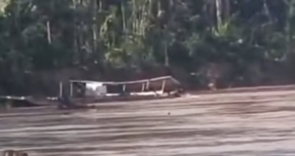 Canoa naufraga no Rio Tarauacá enquanto rebocava balsa