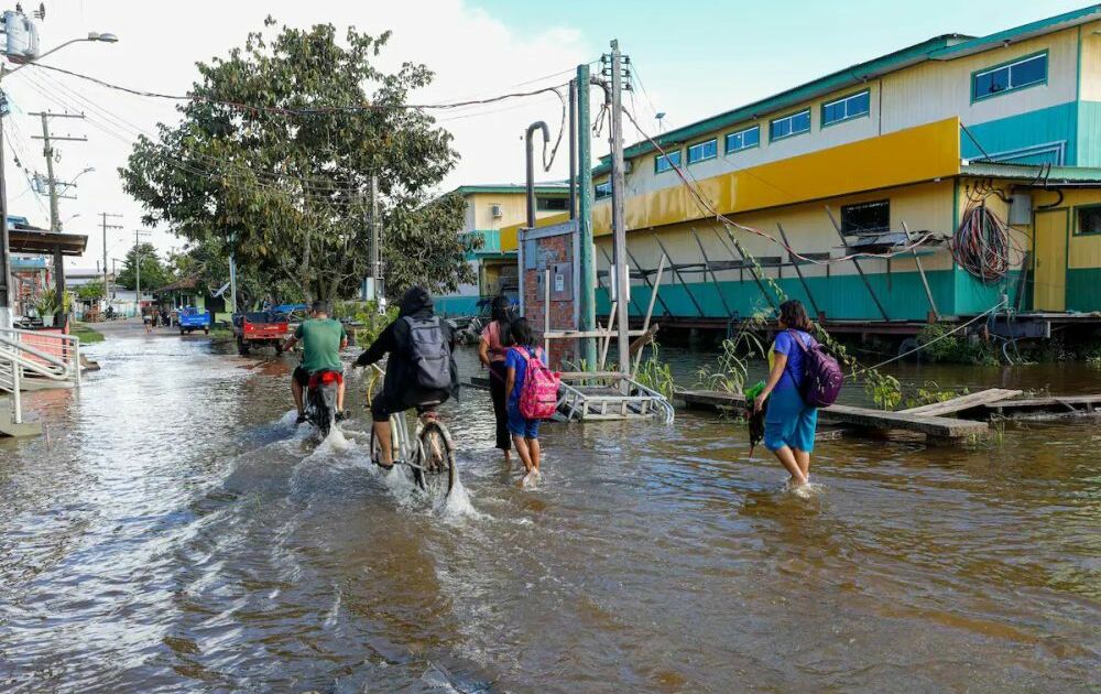 Cheia no Amazonas deixa 12 municípios em emergência e acende alerta