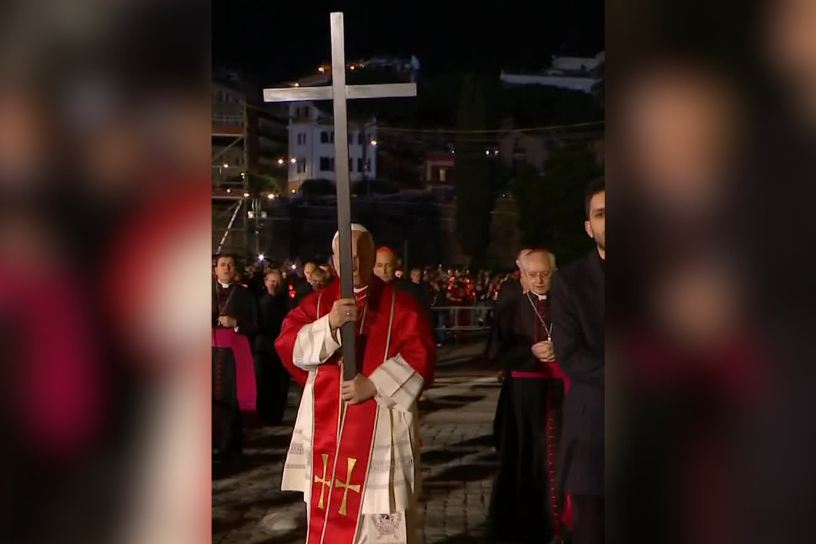 Papa Leão XIV conduz Via Crucis com cruz nas mãos no Coliseu