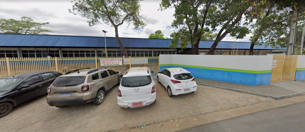 Pai tranca funcionárias de escola em sala após celular do filho ser recolhido