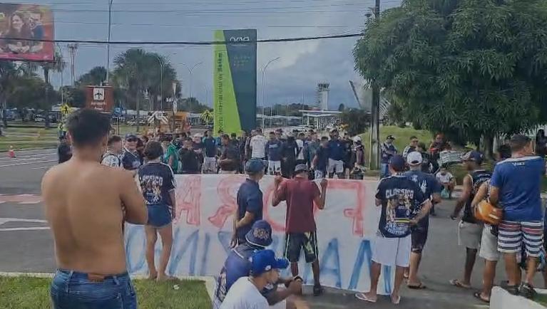 Torcida protesta em desembarque do Remo após eliminação na Copa Norte