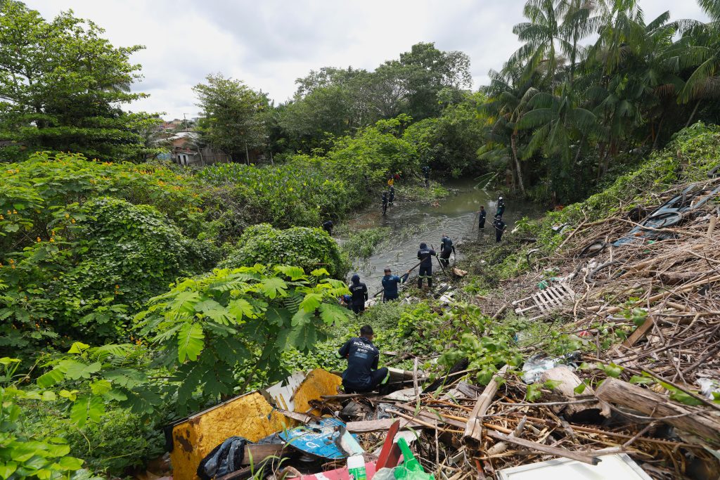 Operação da Prefeitura remove lixão a céu aberto no Mata Fome, em Belém