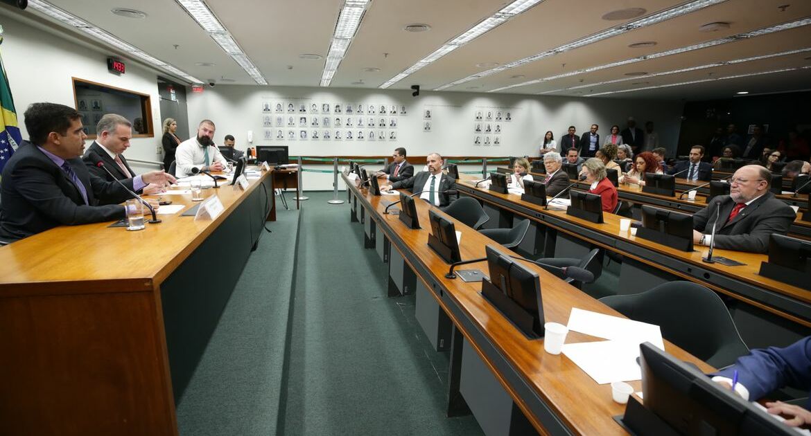 Conselho de Ética adia análise contra deputados por quebra de decoro