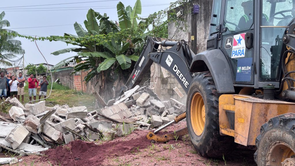 Justiça determina e prefeitura derruba muros que bloqueavam rua no Curió-Utinga, em Belém