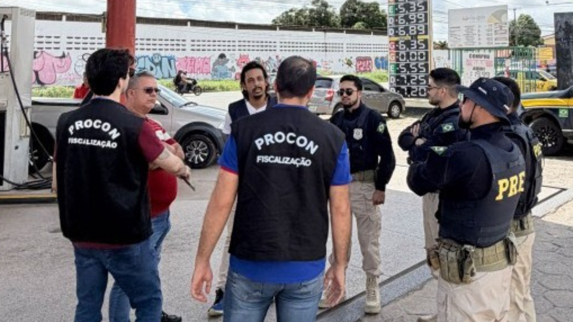 Procon notifica 11 distribuidoras e interdita 6 postos de combustíveis no MA