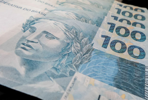 Isenção do IR para quem ganha até R$ 5 mil já vale no salário, mas ainda não na declaração; entenda