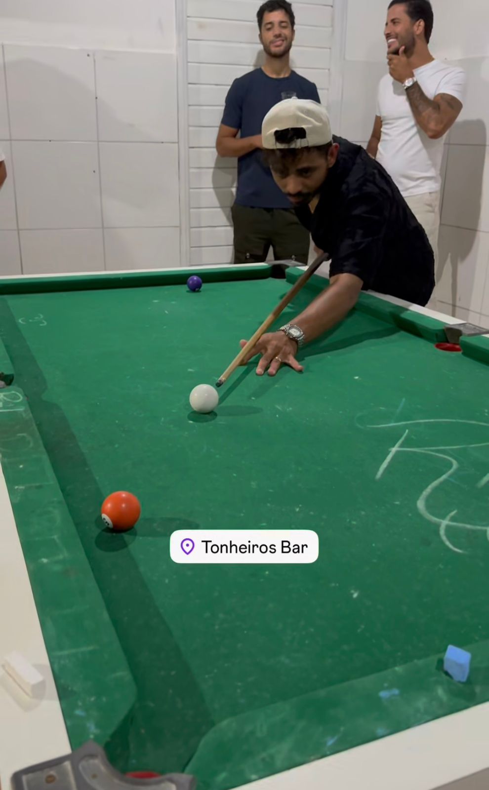 Cantor Evoney Fernandes curte bar tradicional da capital acreana