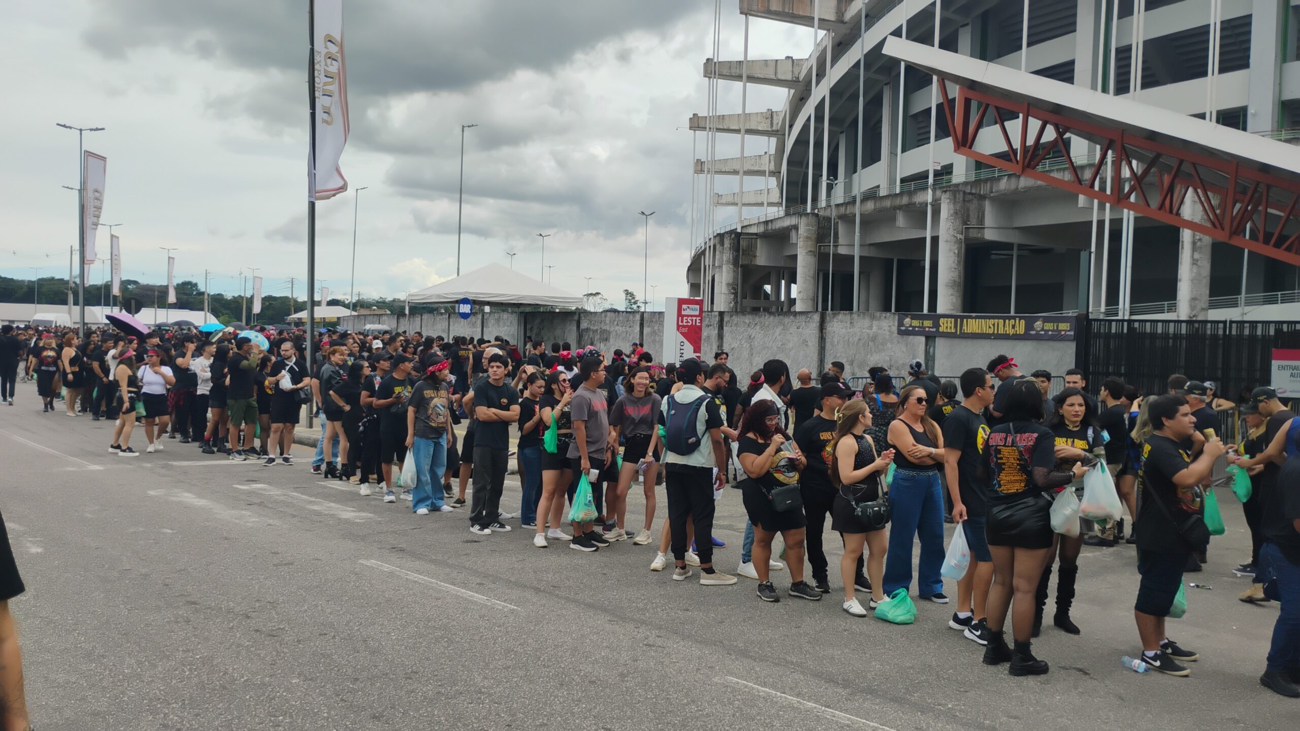 VÍDEO: Fãs enfrentam longas filas para show histórico do Guns N’ Roses em Belém