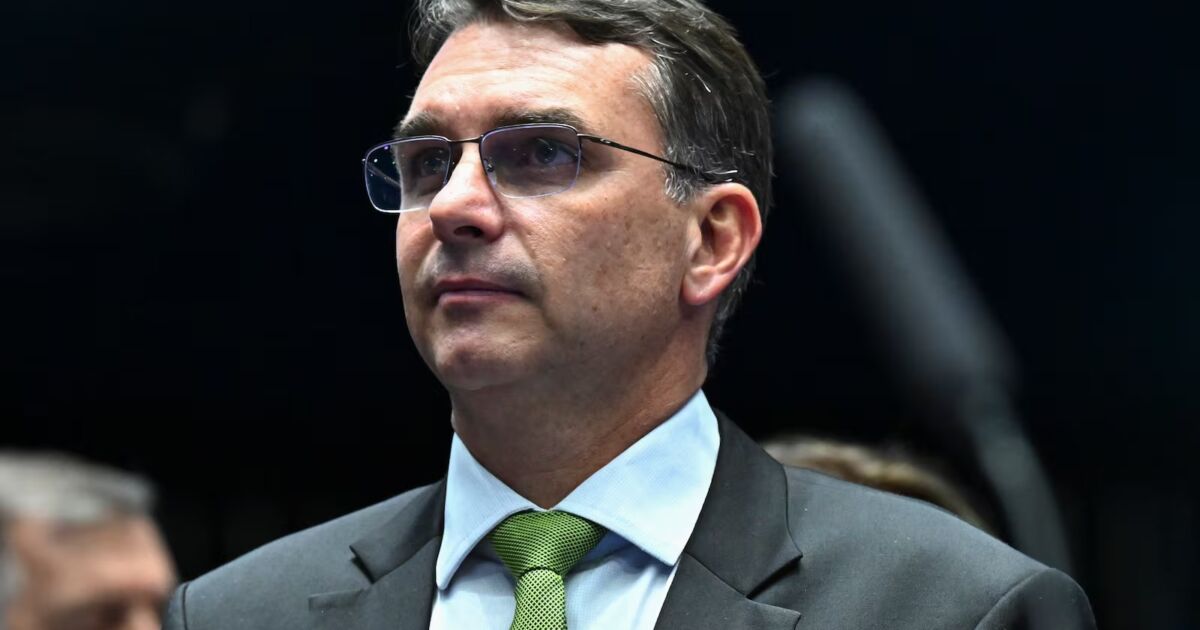 “Não é inteligente”, diz Flávio Bolsonaro sobre briga de Eduardo e Nikolas