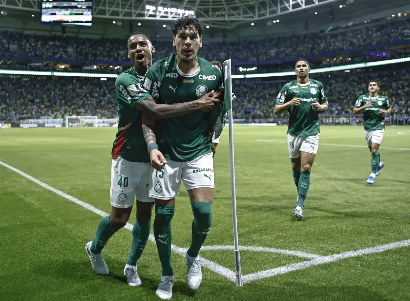 Com um a menos, Palmeiras segura Athletico-PR e vence pelo Brasileirão