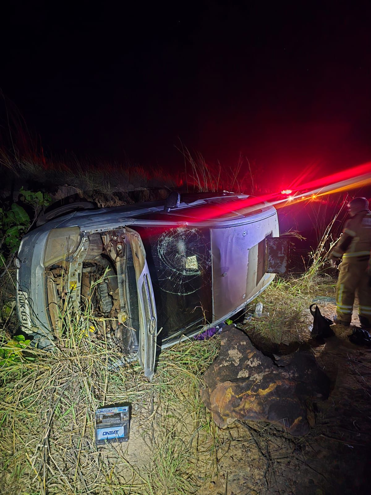 Carro com nove cubanos ilegais capota na BR-401