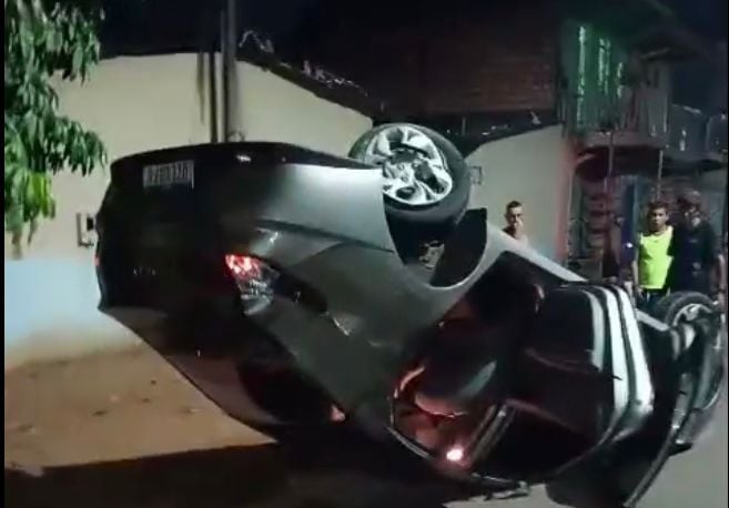 Acidente com capotamento deixa mãe e bebê feridos; motorista foge do local
