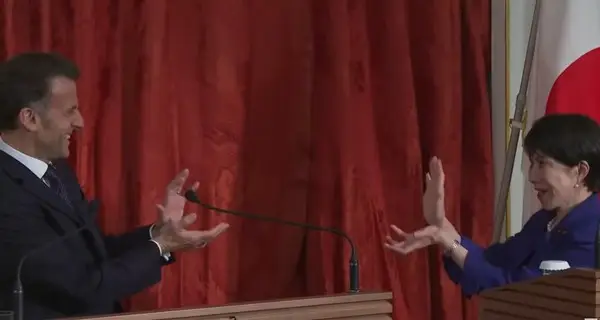 Macron e premiê japonesa fazem gesto de “Dragon Ball” durante coletiva em Tóquio