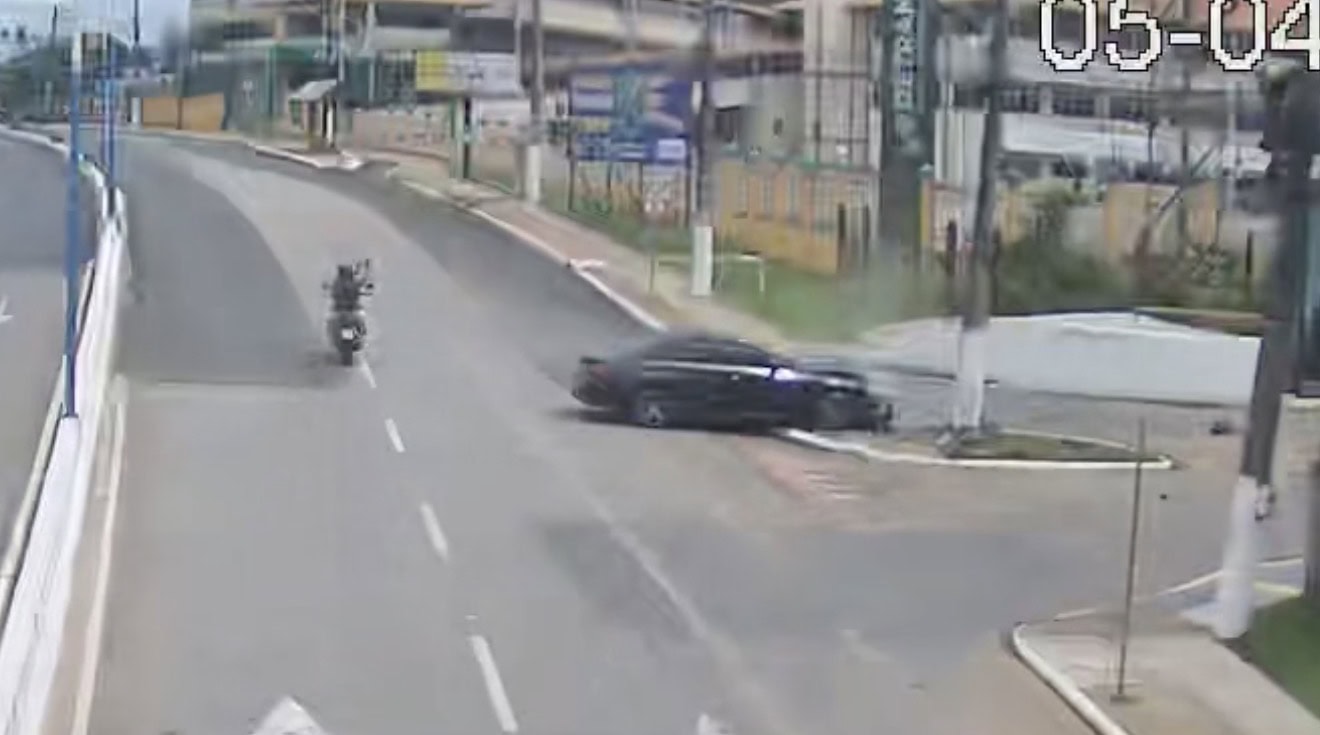 Câmeras registram momento em que BMW perde controle e atinge poste na Dias Martins; ASSISTA