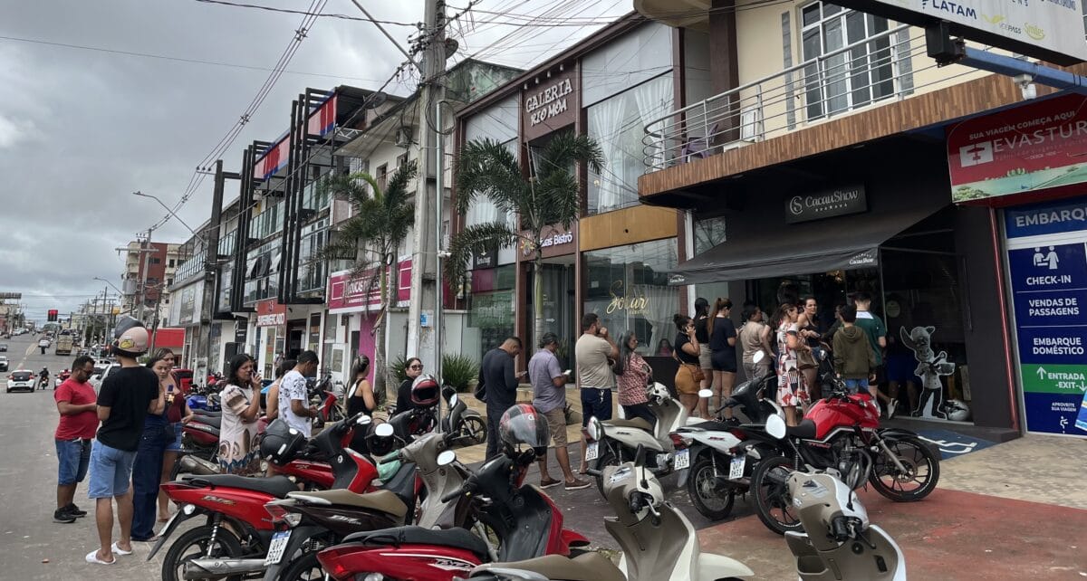 Fila se forma em loja de ovos de Páscoa em Cruzeiro do Sul
