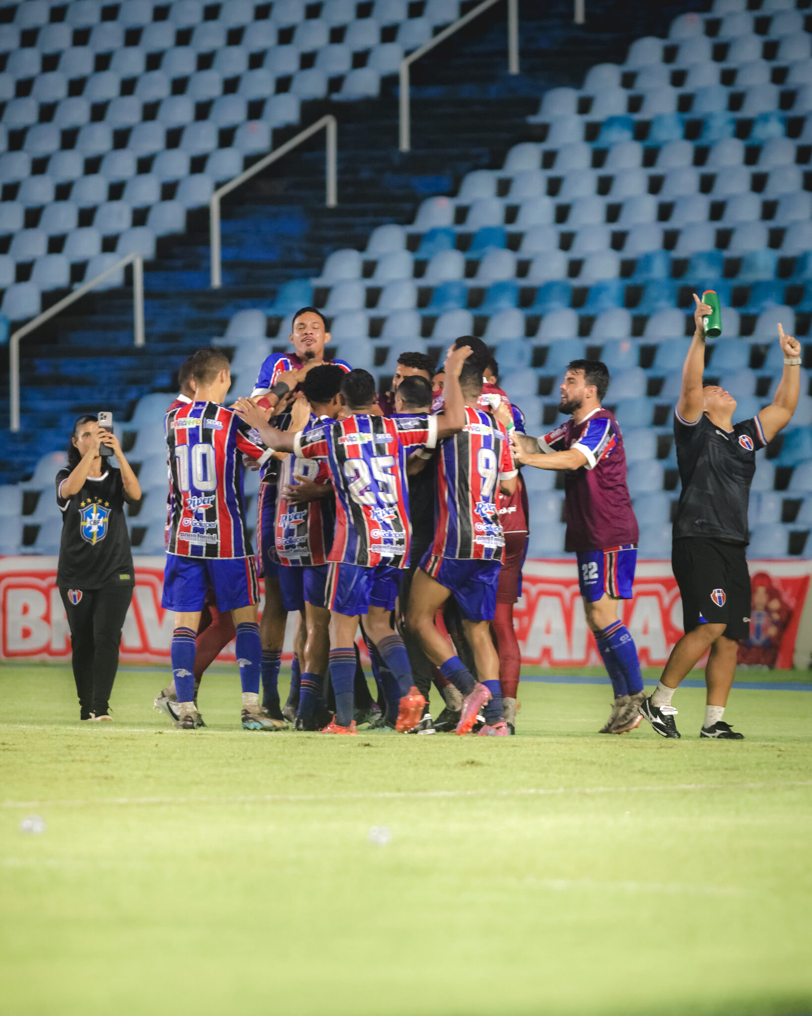 Falhas da zaga deixam treinador preocupado
