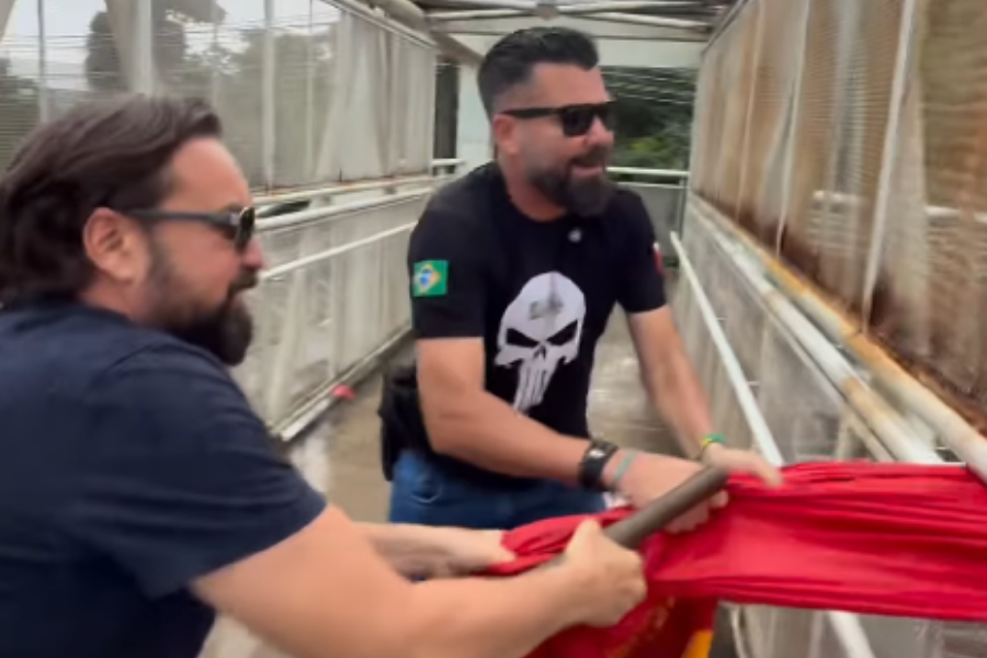 Delegado Caveira e Zezinho Lima arrancam bandeiras do PCB em passarela de Belém
