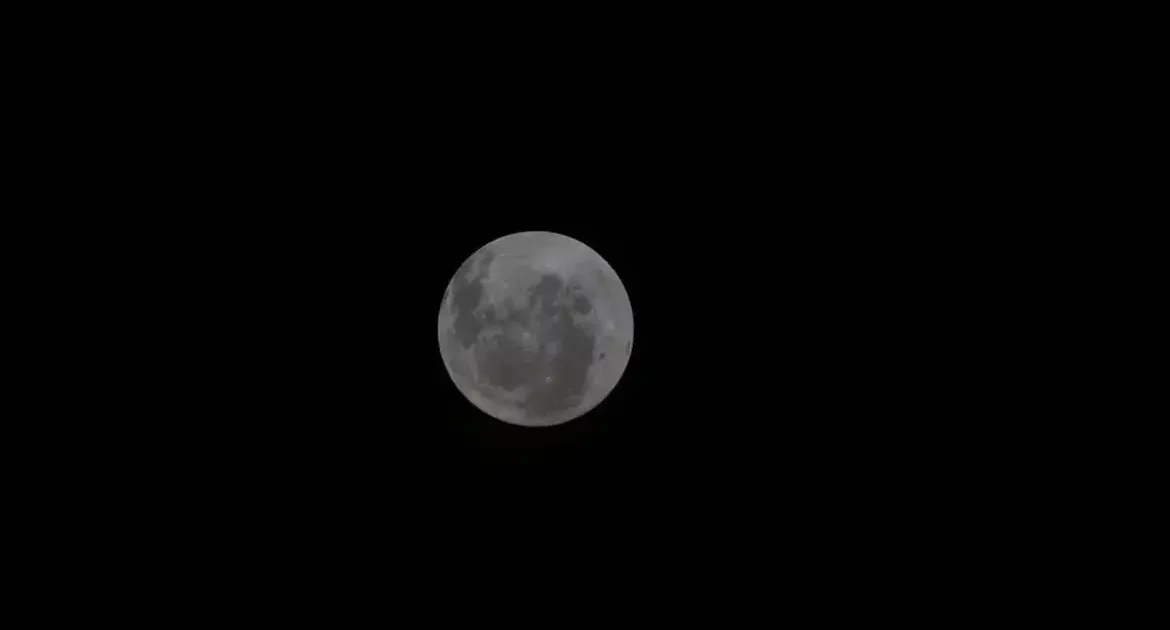 NASA revela foto inédita da Lua feita por tripulação da Missão Artemis 2