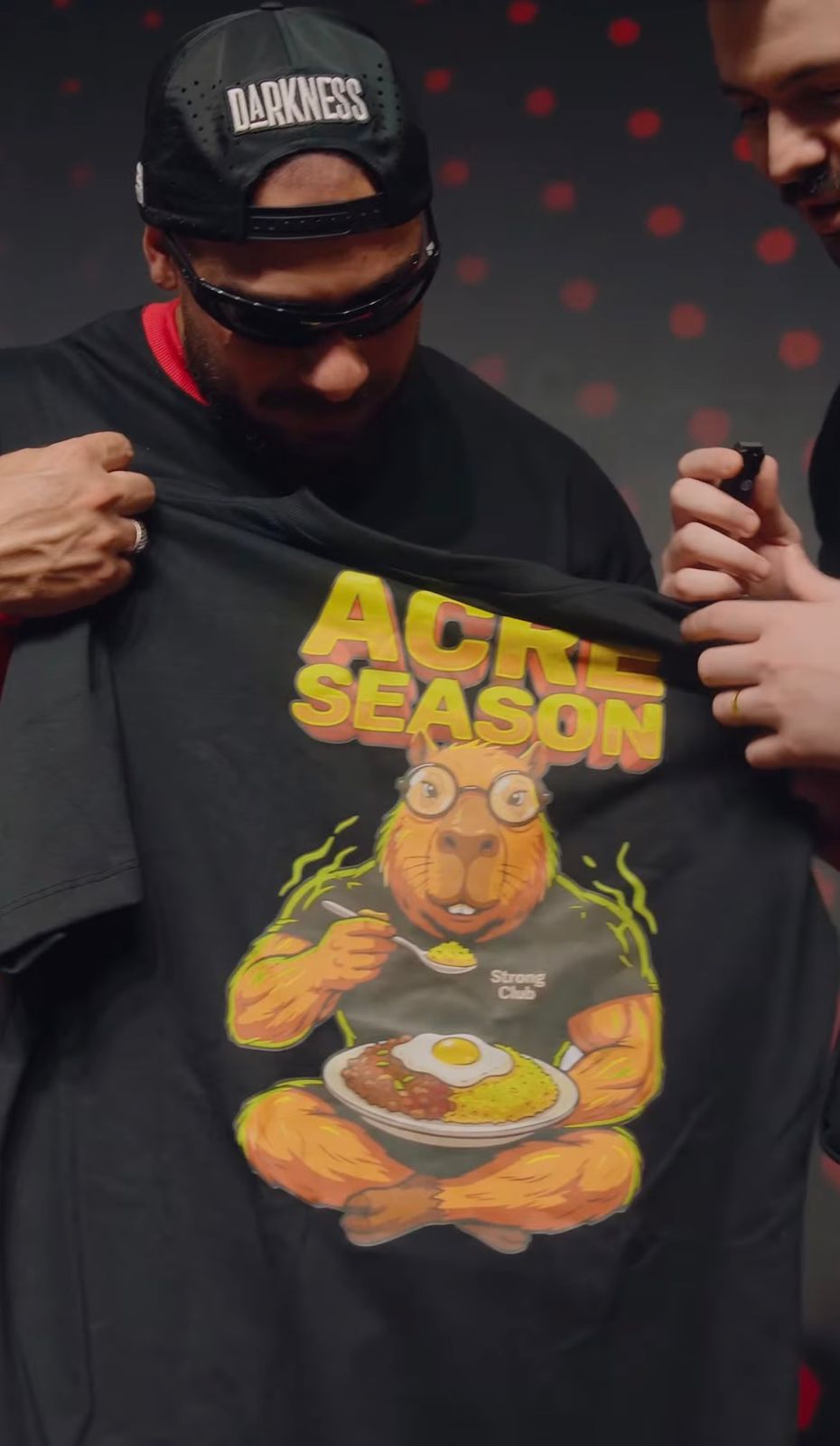 Leo Stronda recebe camisa com ‘capivara comendo baixaria’ de empresário acreano