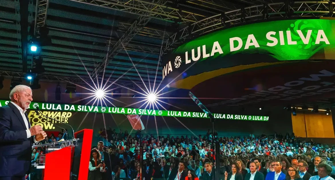 Lula fala para milhares na Espanha e pede coerência dos progressistas