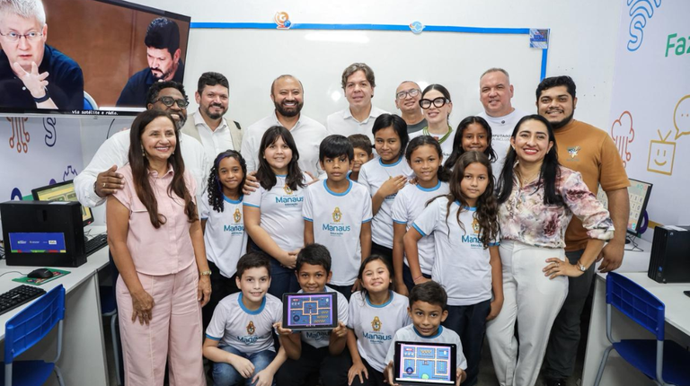 Ministro inaugura laboratório e amplia internet em escolas rurais no AM