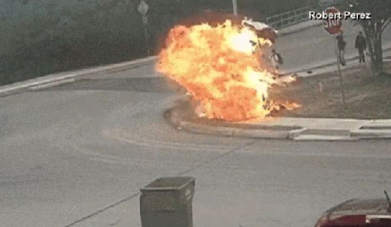 motociclista é lançado ao fogo após moto explodir em acidente nos EUA