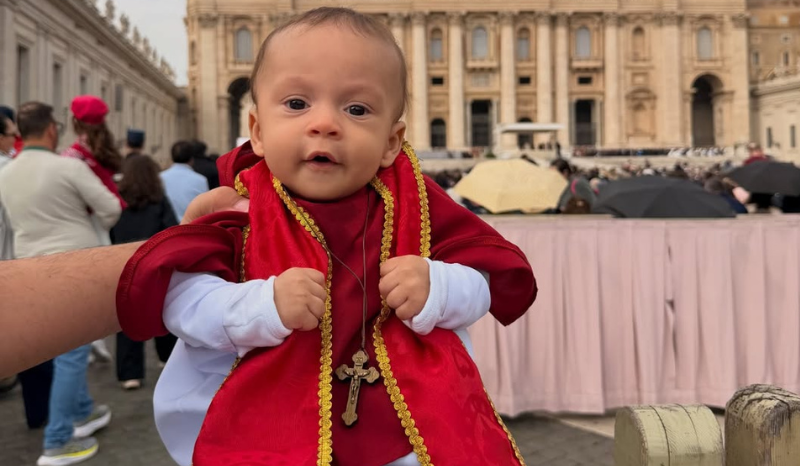 bebê brasileiro encanta Leão XIV e recebe bênção no Vaticano