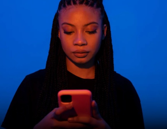 Redes sociais ampliam ataques contra mulheres negras, revela pesquisa