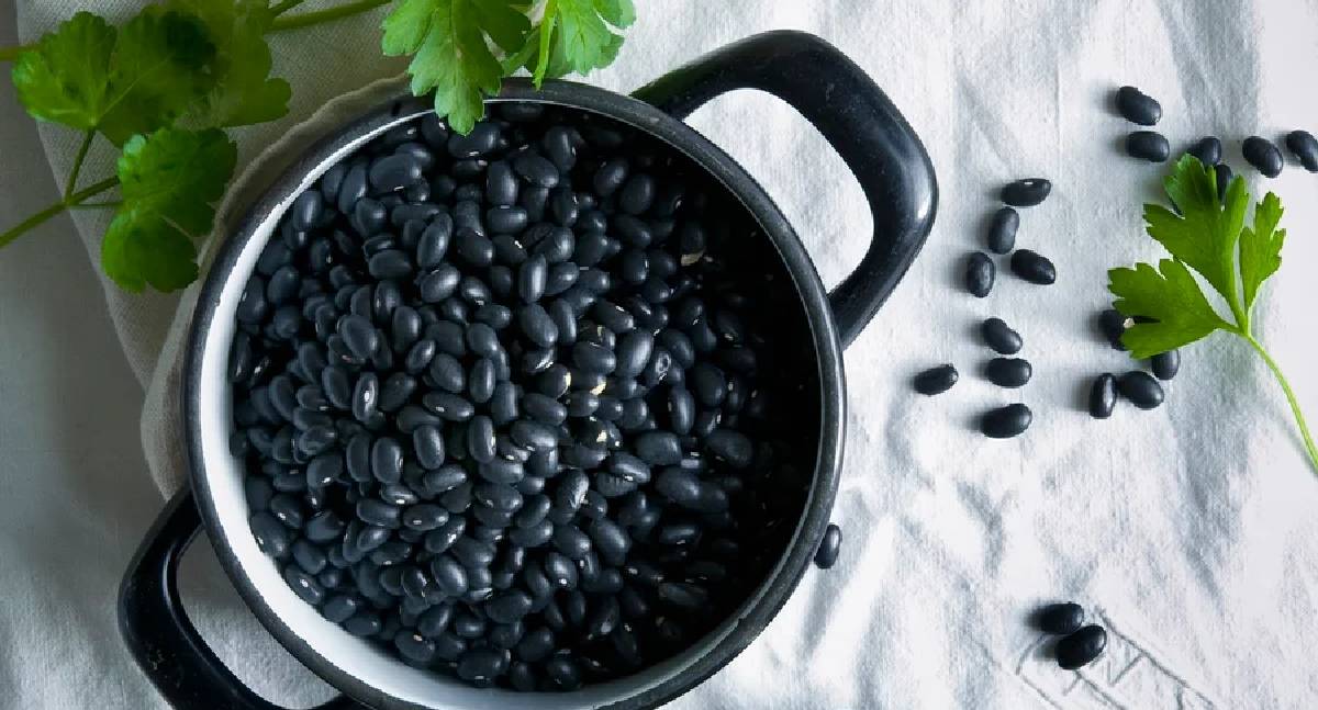 Água do feijão deve ser descartada? Nutricionista explica benefícios do remolho