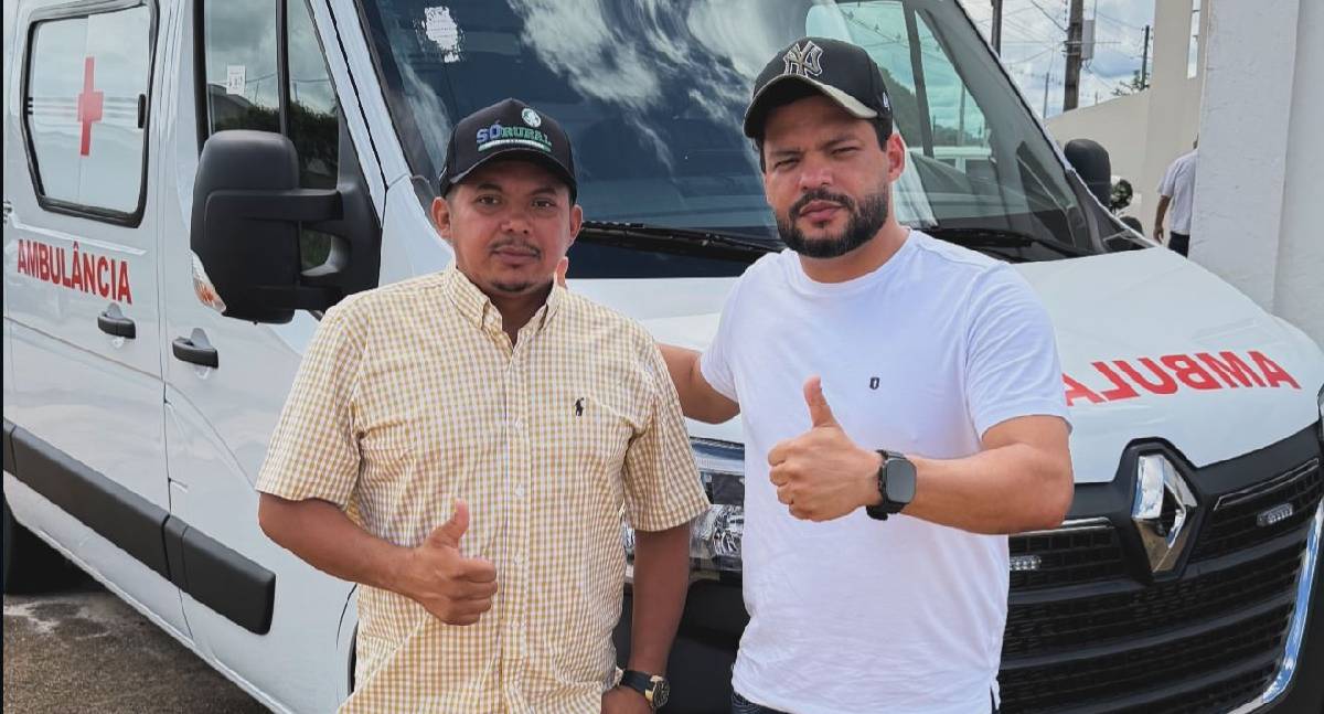 Edevaldo Neves entrega ambulância para Machadinho