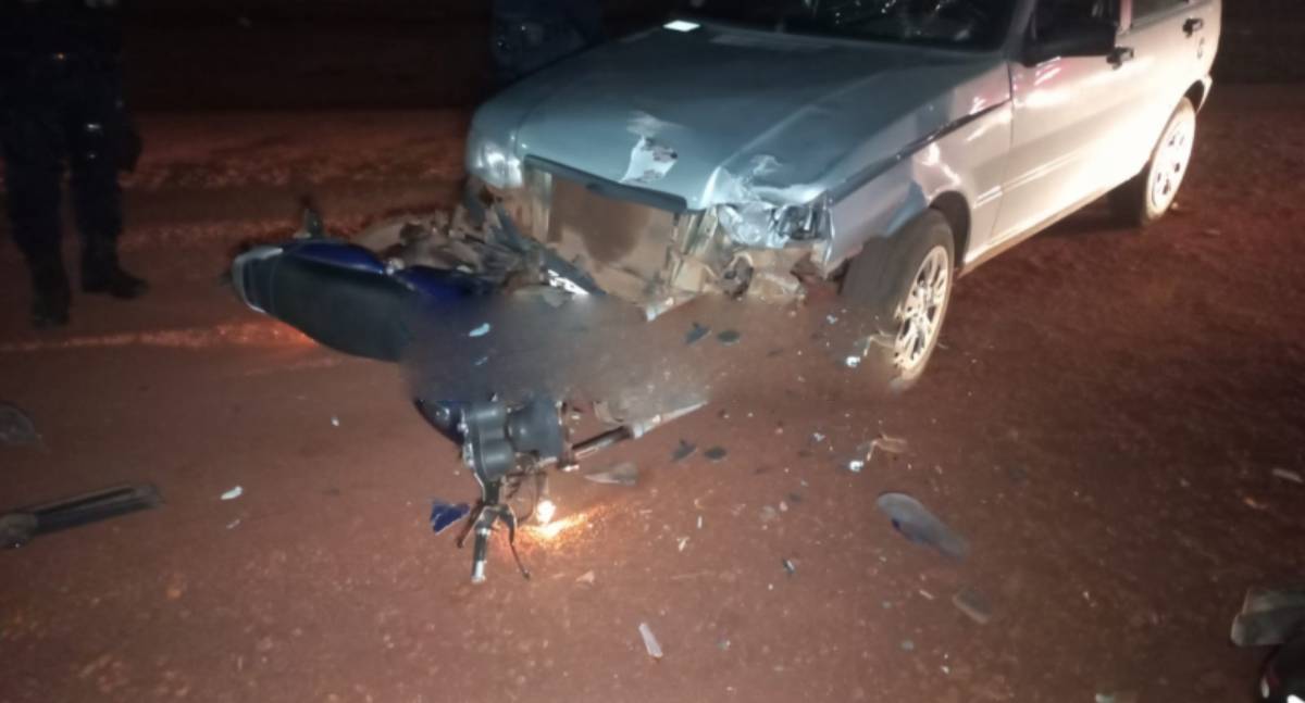 Colisão frontal entre moto e carro em Rolim de Moura
