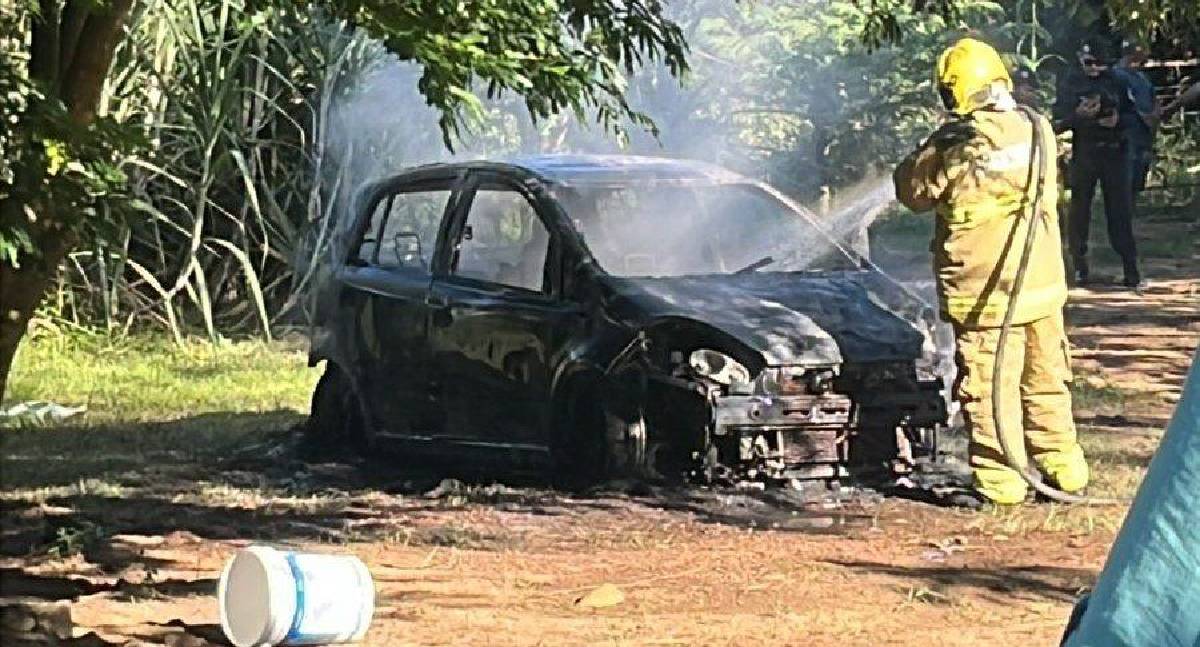 Incêndio destrói veículo na zona rural de Jaru e caso será investigado