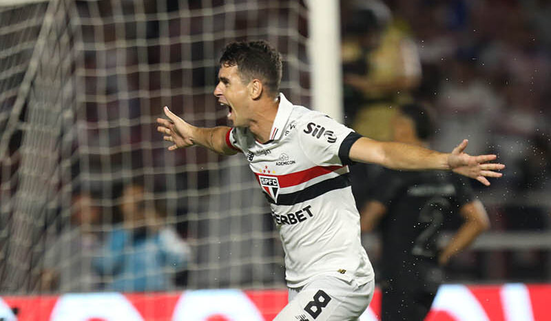 Brasileiro Oscar se aposenta aos 34 anos com problemas cardíacos