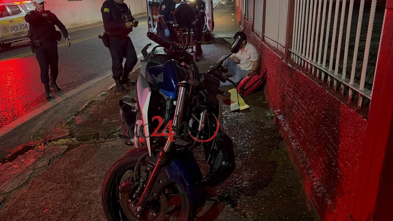 Motociclista perde controle, atinge poste e é encaminhado ao pronto-socorro