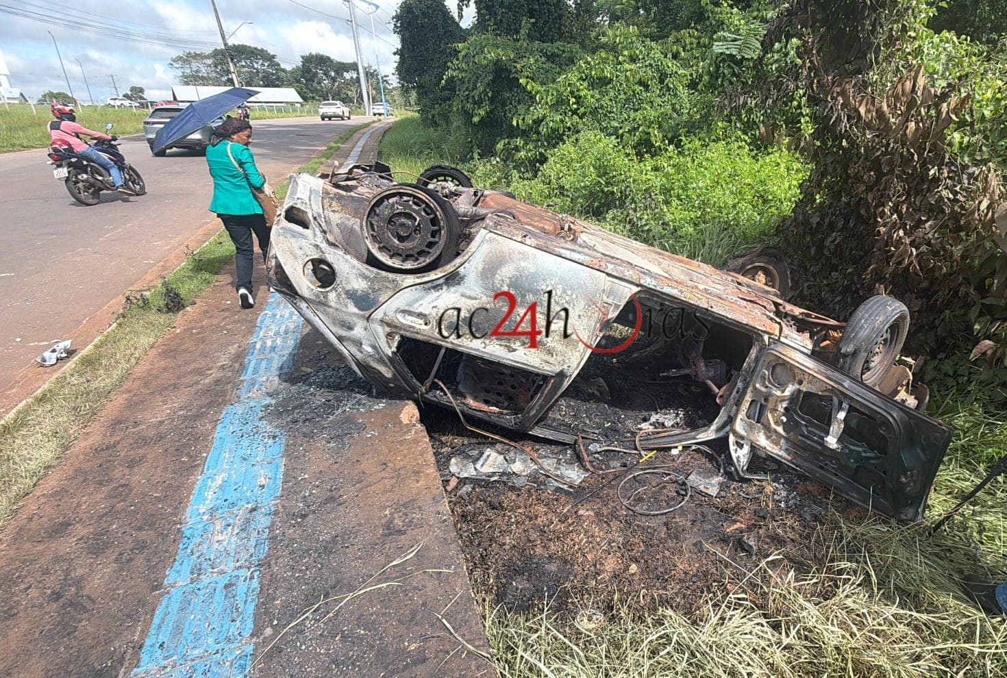 Carro capota após colisão com poste e é destruído por incêndio em Rio Branco