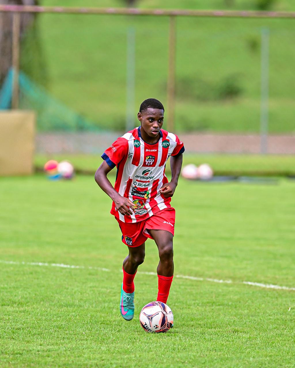 Samuel Santos assina o 1º contrato como profissional com o Santa Cruz