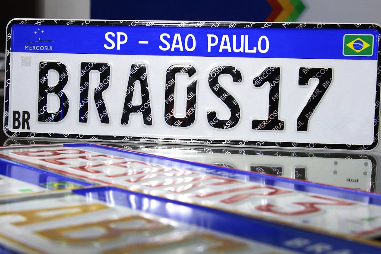 Comissão aprova PL para recolocar cidade e estado nas placas de veículos