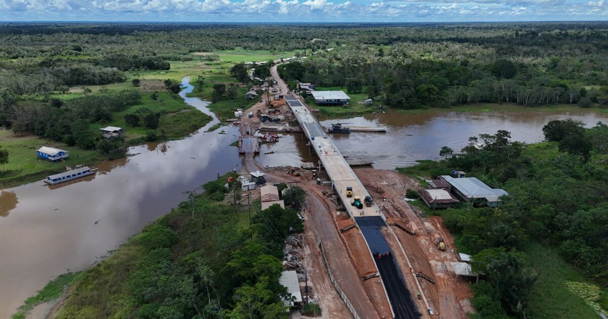 Ponte Autaz Mirim é concretada e começa a receber asfalto na BR-319