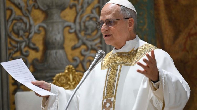 Papa Leão mantém bênçãos a casais do mesmo sexo, mas barra união formal