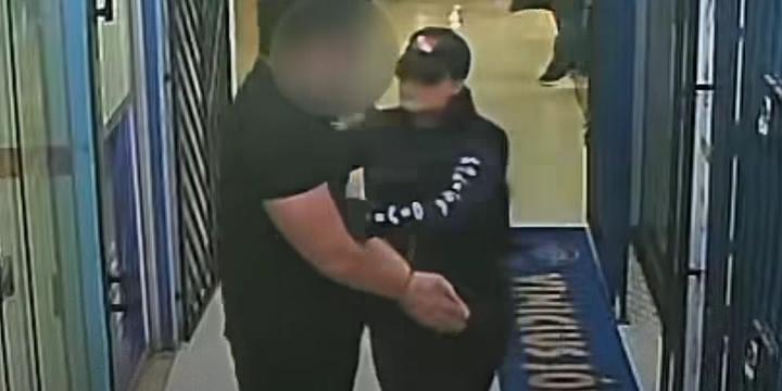 ​Suspeita de roubo em joalheria é identificada após esquecer celular em carro de fuga