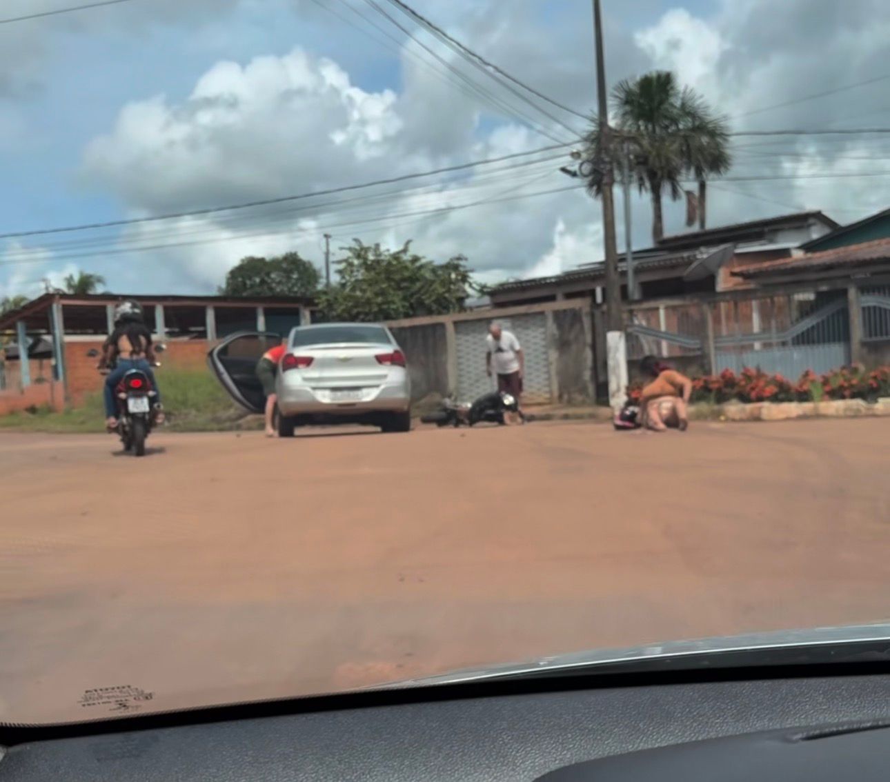 Acidente entre carro e moto deixa mulher ferida