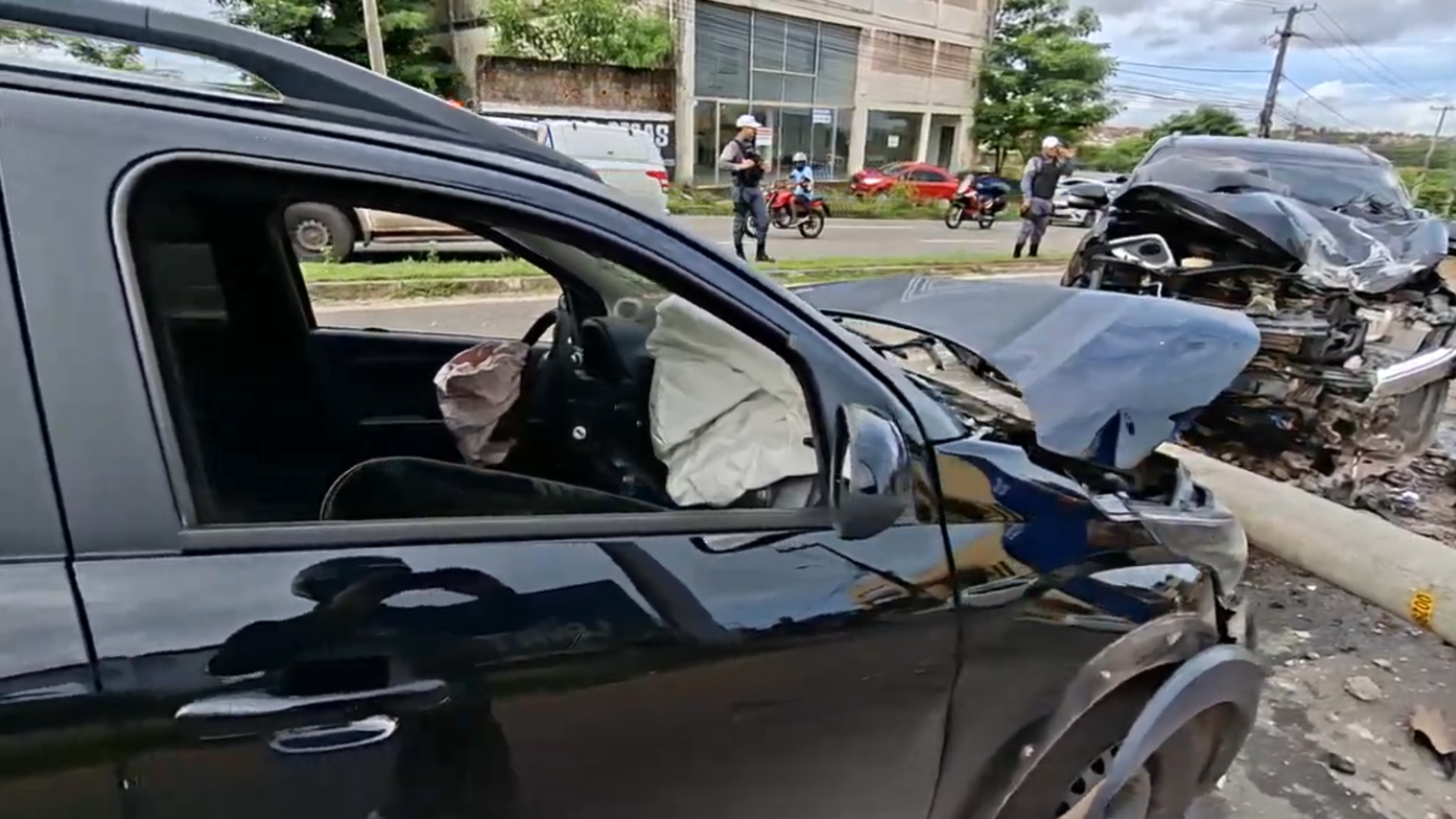 SW4 cruza pista, derruba poste e colide com MOB na Av. dos Holandeses